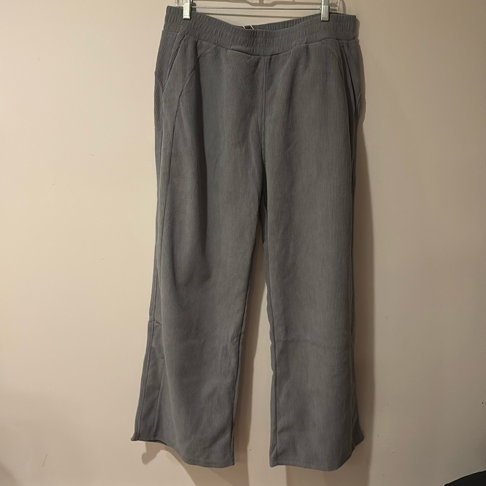Halara Brand women's high waisted wide leg pull on pants. Size XL Regular.
